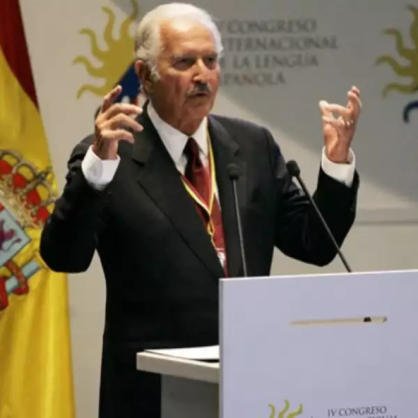 Carlos Fuentes dando un discurso durante la apertura del IV Congreso Internacional de la Lengua Española llevado a cabo en marzo de 2007 en Cartagena, Colombia.