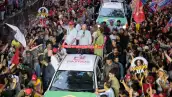 Aglomeración de personas alrededor de un auto donde Lula DaSilva está dando palabras por el cierre de su campaña presidencial.