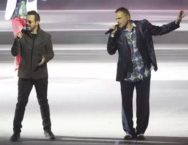 Aleks Syntek fue el primer invitado de la noche.