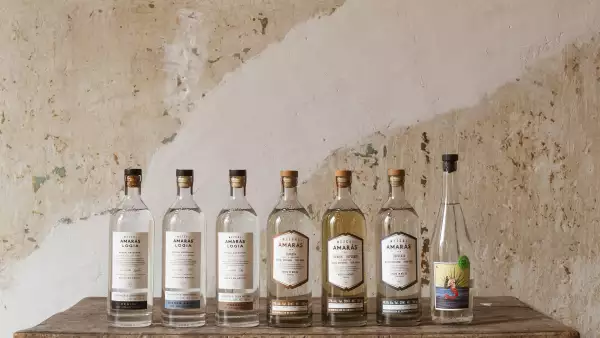 Mezcales de la casa Amarás. (Cortesía)