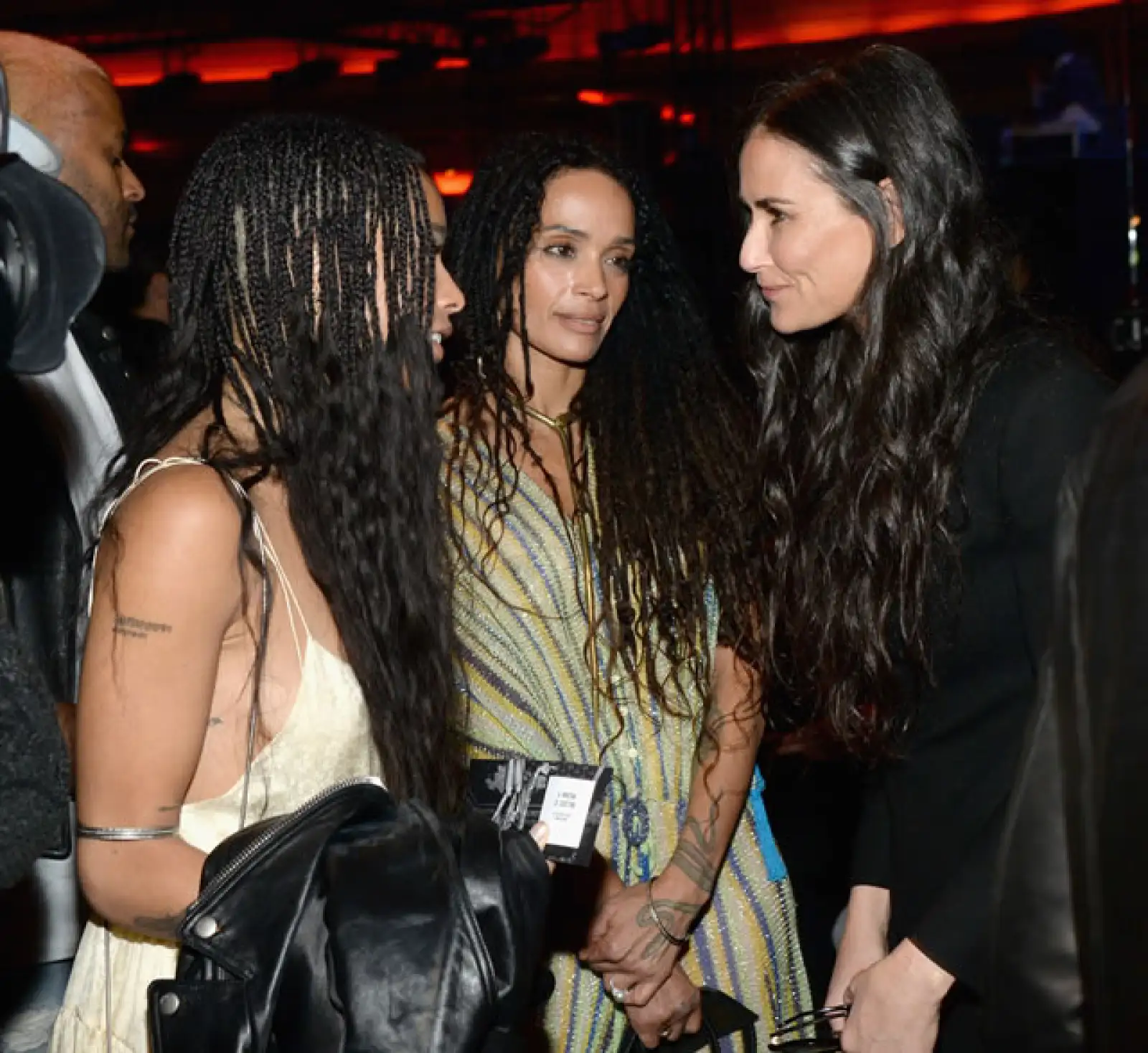 Después del desfile, Demi Moore se tomó un tiempo para platicar con Zoe Kravitz y su madre, Lisa Bonet.