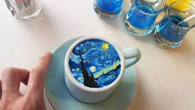 Un camarero surcoreano replica grandes obras de arte en pequeñas tazas de café