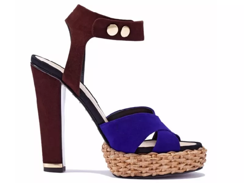 Para esta temporada la propuesta de zapatos es muy variada y divertida. Hay encajes, tejidos étnicos, plumas, rafia, pero sobre todo colores vibrantes y textiles exóticos.