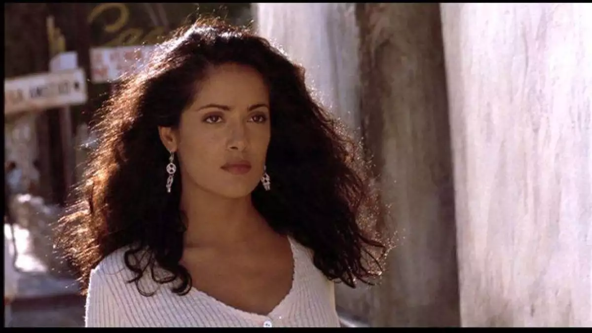 La esposa de Pinault platicó sobre la escena que filmó con Antonio Banderas, en Desperado, y de sus duros inicios en Estados Unidos debido a su origen mexicano.