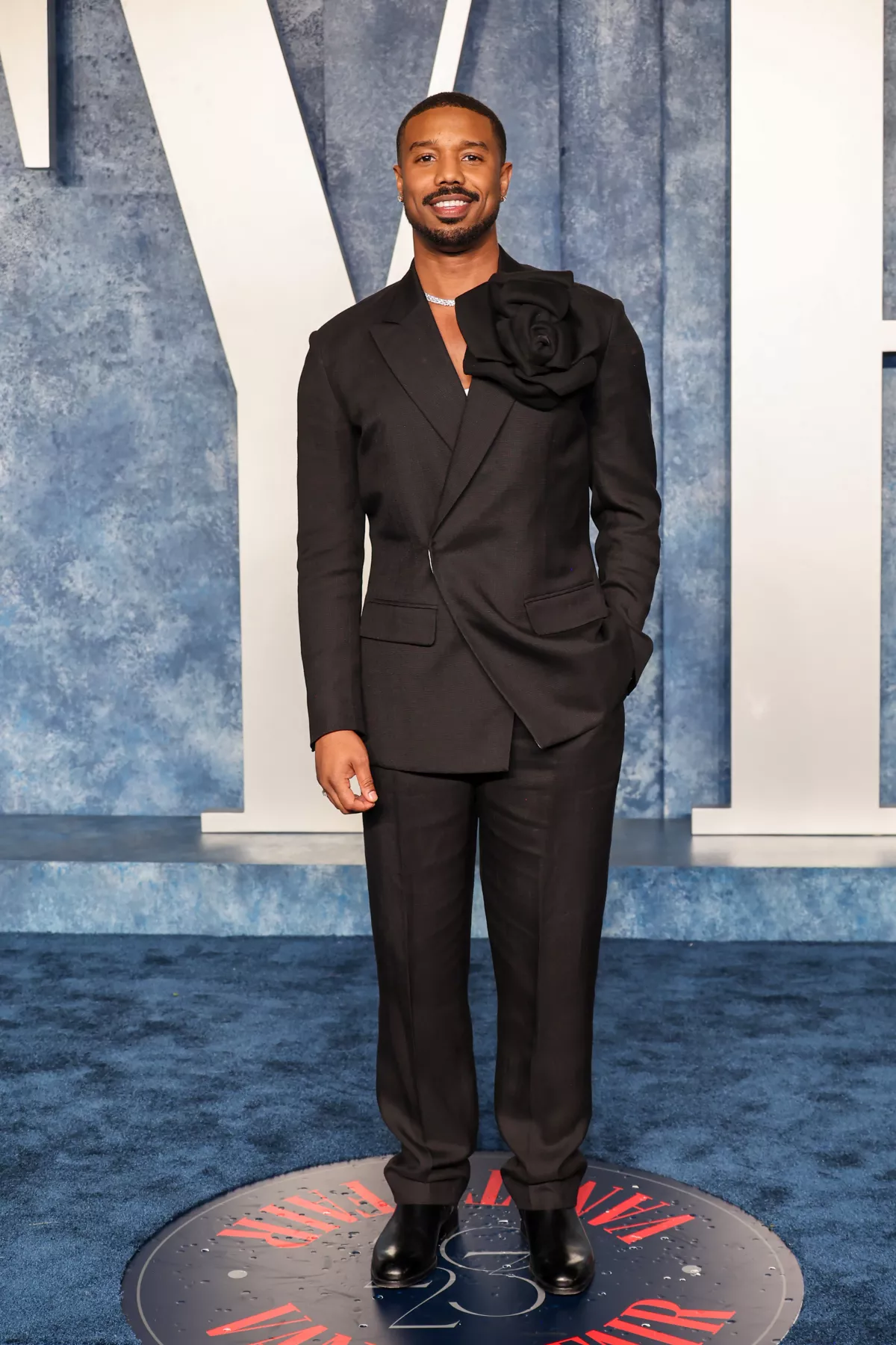Michael B. Jordan en el after party de Vanity Fair 2023.