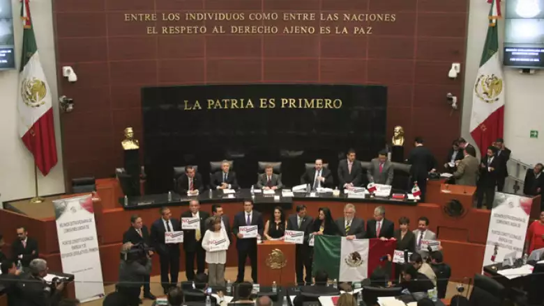 Previo a la votación, un grupo de legisladores perredistas tomaron la tribuna del salón de plenos de la Comisión Permanente, en demanda de una consulta ciudadana en materia energética.