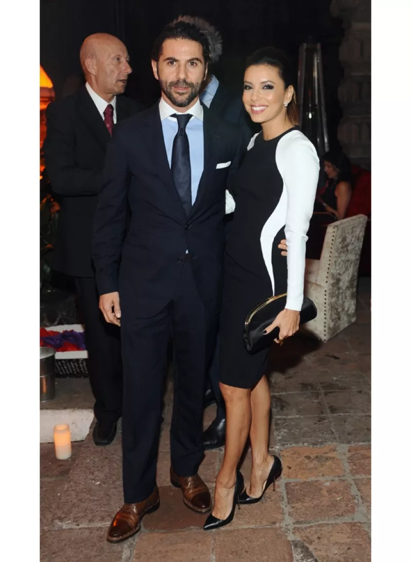 El empresario y la actriz posaron juntos para la cámara durante la cena por la inauguración del Museo Jumex. Él posó su mano sobre la espalda baja de su `date´.