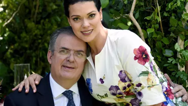 MARCELO-EBRARD-ROSALINDA-BUESO.jpg
