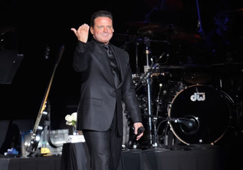 El cantante mexicano reunió a más de 20 mil personas en el concierto inaugural de la Arena Ciudad de México.