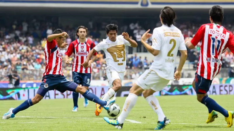 Pumas y Chivas se enfrentan