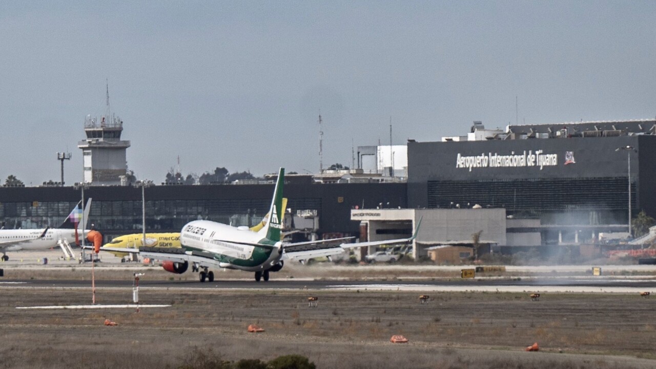 Vuelos caros: el efecto "cohete-pluma" que explica por qué los boletos de avión en México no bajarán de precio