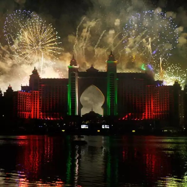 Pese a la crisis, Dubai inauguró este jueves el nuevo hotel de lujo con una fabulosa fiesta que costó 20 millones de dólares.