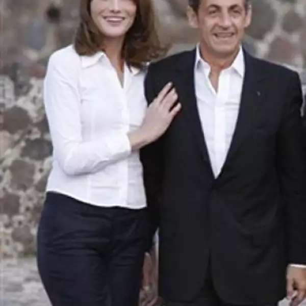 En su visita a Teotihuacán, la primera dama de Francia lucía sonriente y no soltó a su esposo en ningún momento.
