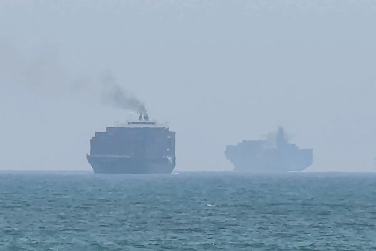Esta toma de fotogramas tomada de las imágenes de vídeo de AFPTV del 12 de julio de 2026 muestra a los buques de carga anclados cerca del Estrecho de Ormuz, frente a la costa este de los Emiratos Árabes Unidos en Khor Fakkan