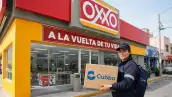 La fachada de un OXXO, una mujer fuera sostiene un paquete con el logo de Cubbo.