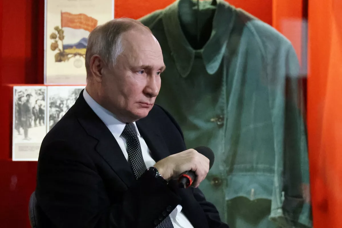 El presidente ruso Vladimir Putin se reúne con miembros de organizaciones juveniles y patrióticas públicas en el Museo y Panorama de la Batalla de Stalingrado, como parte de los eventos conmemorativos del 80 aniversario de la Batalla de Stalingrado en la Segunda Guerra Mundial, en Volgogrado, Rusia, 2 de febrero de 2023.
