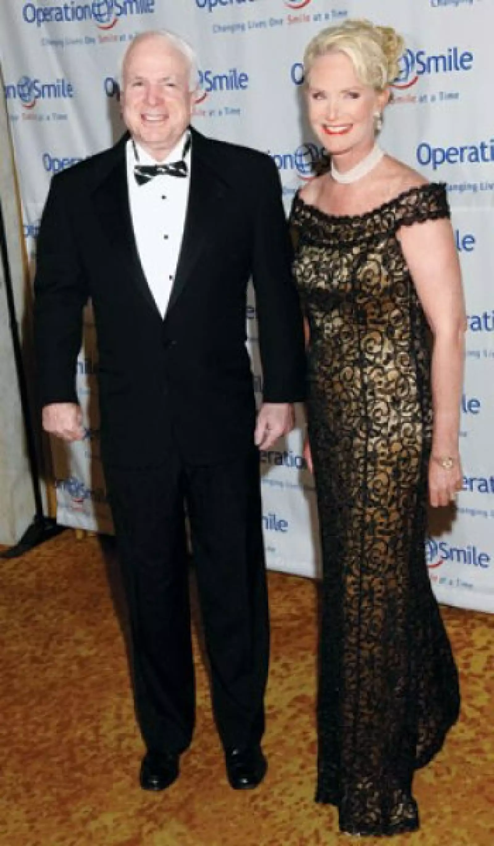 Encaje con fondo contrastante son una combinación de moda.