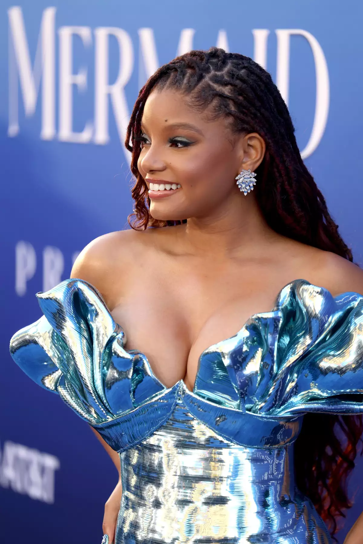 Halle Bailey llevó maquillaje azul con detalles de glitter que combinaban a la perfección con su vestido. 
