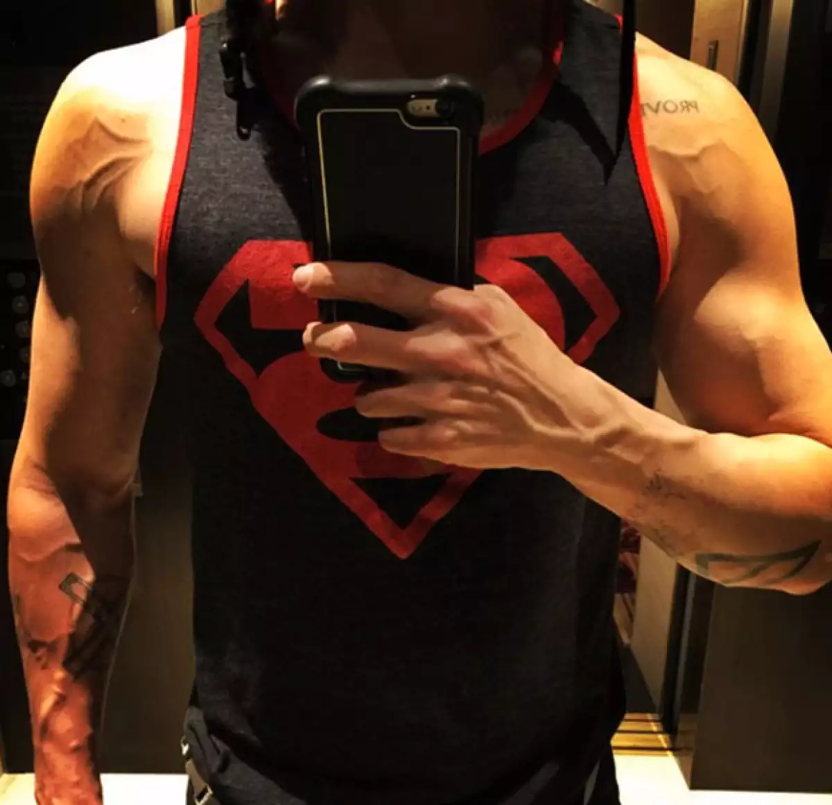 El actor presumió su envidiable musculatura.