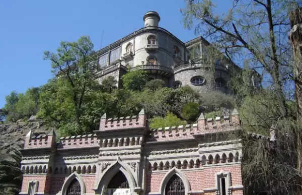 En 1785, en la época del Virreinato de Nueva España, el virrey Bernardo de Gálvez ordenó la construcción de una casa de campo en el punto más alto de la colina de Chapultepec.