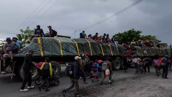 Migrantes abordaron un trailer sobre la carretera Transístmica-Sayula de Aleman-Matías Romero Avendaño hacia Piedra Blanca, Oaxaca.