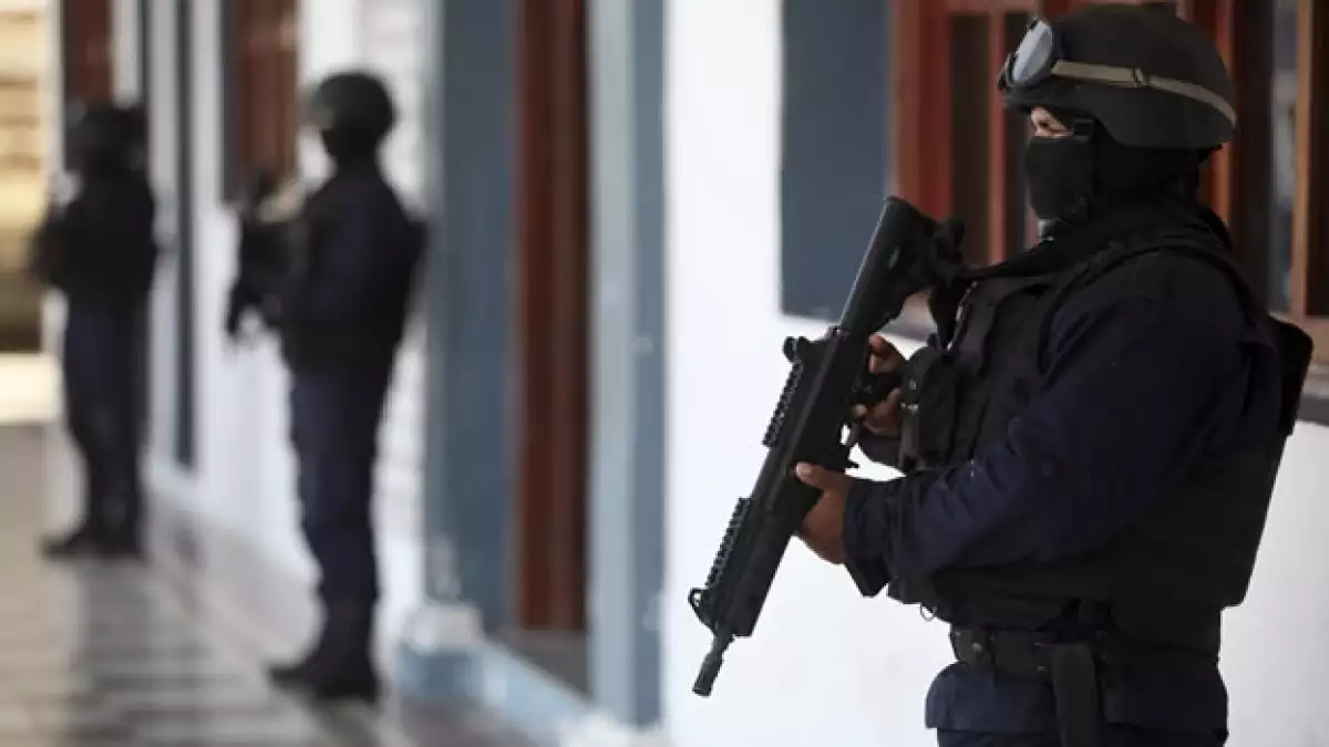 Elementos de la Policía Municipal de Tlalixcoyan, Veracruz, resguardando el ayuntamiento de dicha localidad