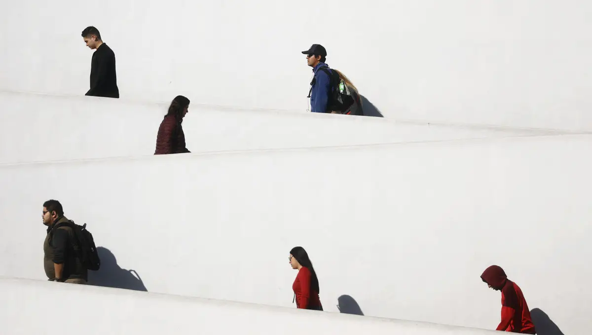 (Trabajadores y obreros subiendo una rampa)