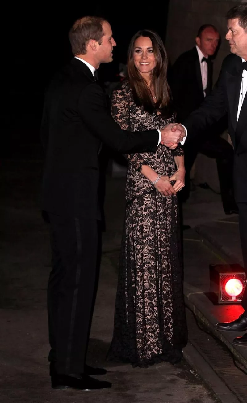 La Duquesa de Cambridge destacó a su llegada al Museo de Historia Natural con el probado vestido largo de encaje en color negro y crema que destaca su delgada silueta de manera muy favorable.