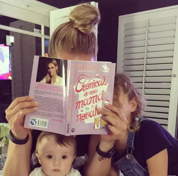 Heidi con su nuevo libro en manos, acompañada por Elena y Jaimito.