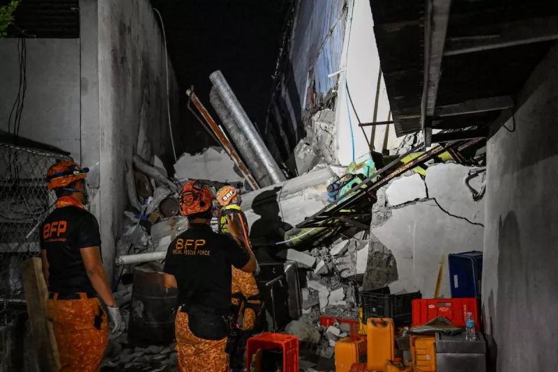Los socorristas evalúan un edificio derrumbado después de un terremoto de magnitud 7,8 en General Santos City el 8 de junio de 2026. El terremoto en el sur de Filipinas mató al menos a 31 personas, según las autoridades provinciales, después de derribar edificios y provocar advertencias de tsunami en toda la región. 
