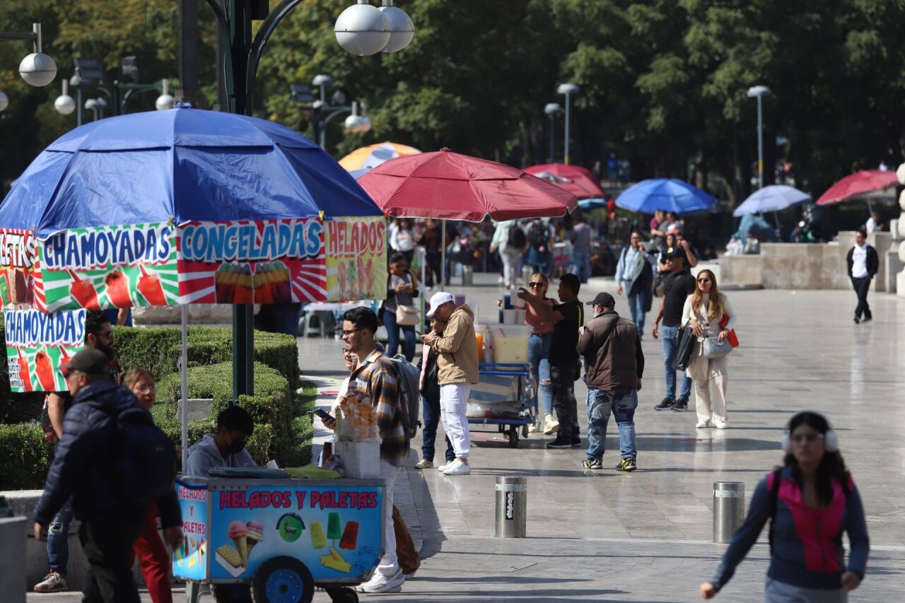 Informal commerce covers emblematic sites and prohibited areas in the center of CDMX Informal commerce covers emblematic sites and prohibited areas in the center of CDMX