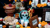 Ofrenda de muertos con calaveras, fotografías y flor de cempasúchil.