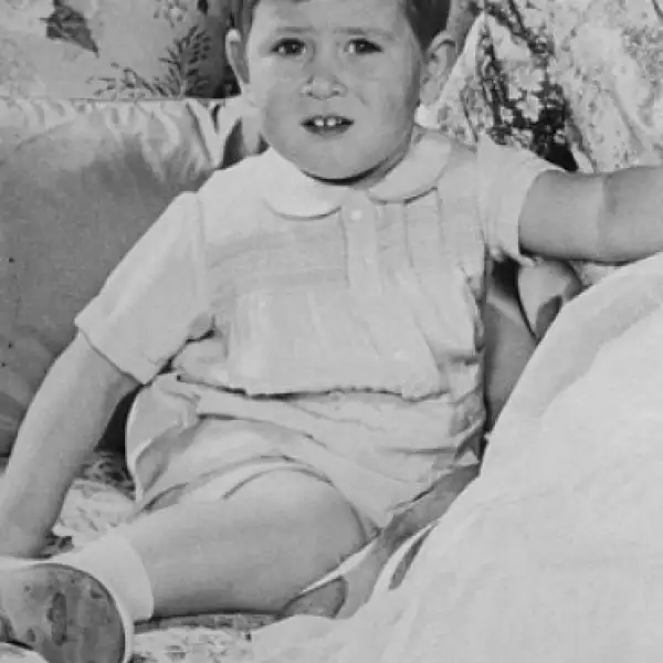 (1951. 3 años) El también Caballero de la Jarretera, Conde de Chester, Lord de las islas y Gran Steward de Escocia, entre otros títulos, es el primogénito de Felipe de Grecia y de Dinamarca y de la reina Isabel II, quien a su muerte heredará el trono a su hijo.