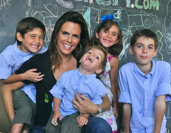Rosa María Oliver con sus hijos Ferrán, Diego, Vivian y Agustín.