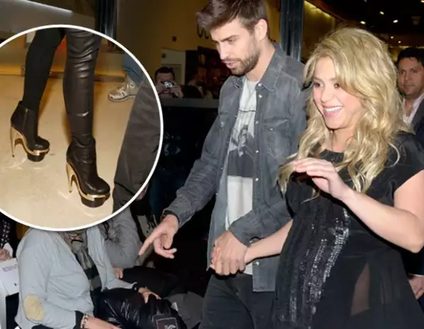 Esta vez la pareja del futbolista Gerard Piqué impactó al presentarse al evento con pantalones entallados y unas botas de plataforma y grandes tacones dorados, que a decir por sus actitudes no le resultaban muy cómodos.