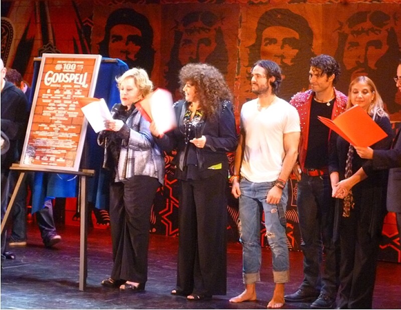 Alex, José y el elenco durante la develación de placa con Silvia Pinal.