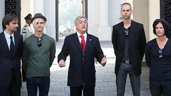 La banda británica donará las ganancias de su concierto al pueblo chileno.
