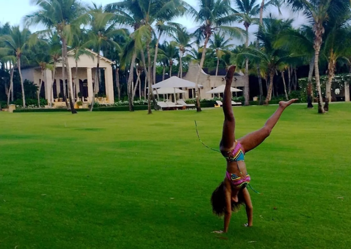 Al parecer el lugar en el que se hospedaron era grande. Ella disfrutó la amplitud del espacio haciendo divertidas acrobacias.