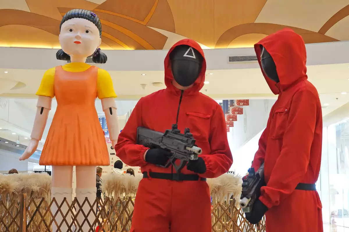 Shopping Mall Staff Cosplay Squid Game Characters In Yantai