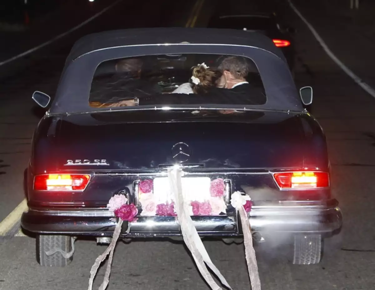 Muy enamorada y sin despegarse de su ahora esposo, la actriz consintió a los paparazzi por unos minutos y captaron el momento exacto cuando los nuevos esposos se besaron.