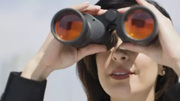 En EU, el 10% de las compañías tienen al menos tres mujeres en sus consejos. (Archivo)