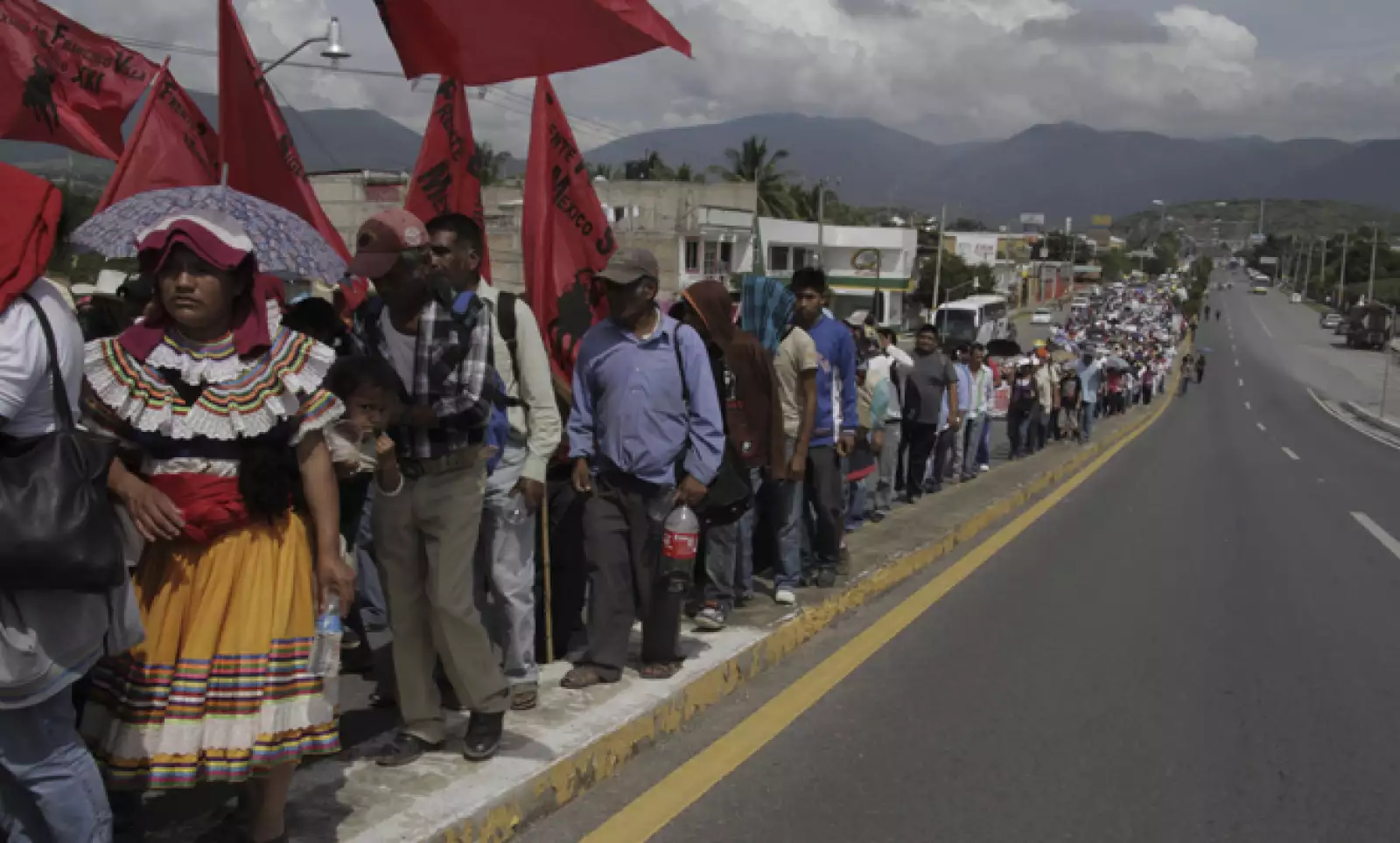 Manifestantes pidieron la renuncia del gobernador estatal, Ángel Aguirre, y la presentación con vida de los estudiantes.