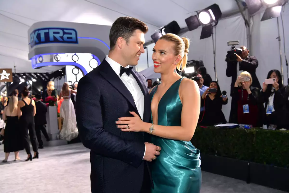 Colin Jost y Scarlett Johansson