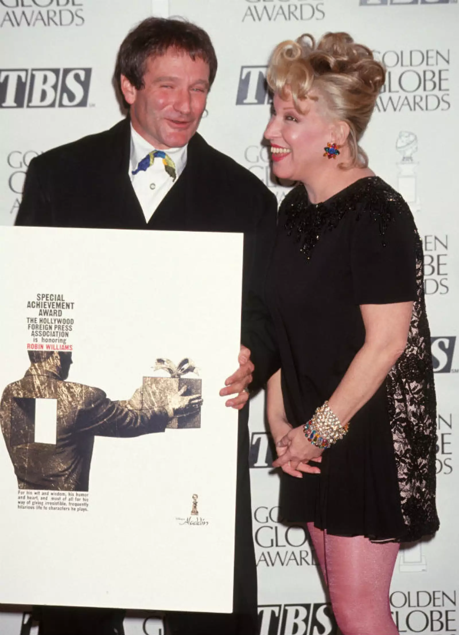 Bette Middler también compartía el buen sentido del humor con Robin. Aquí en los Globes de 1993.