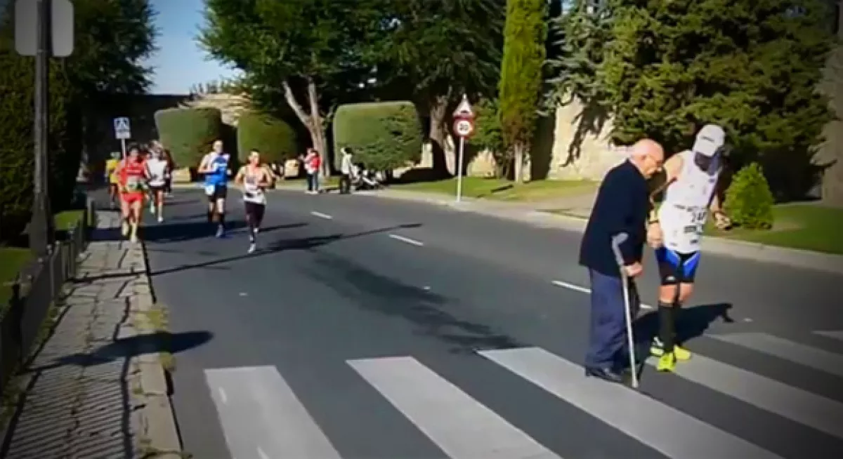 En 2014, el triatleta español Nacho Piedras paró durante una carrera para ayudar a un anciano a cruzar la calle, la imagen se hizo viral en internet.