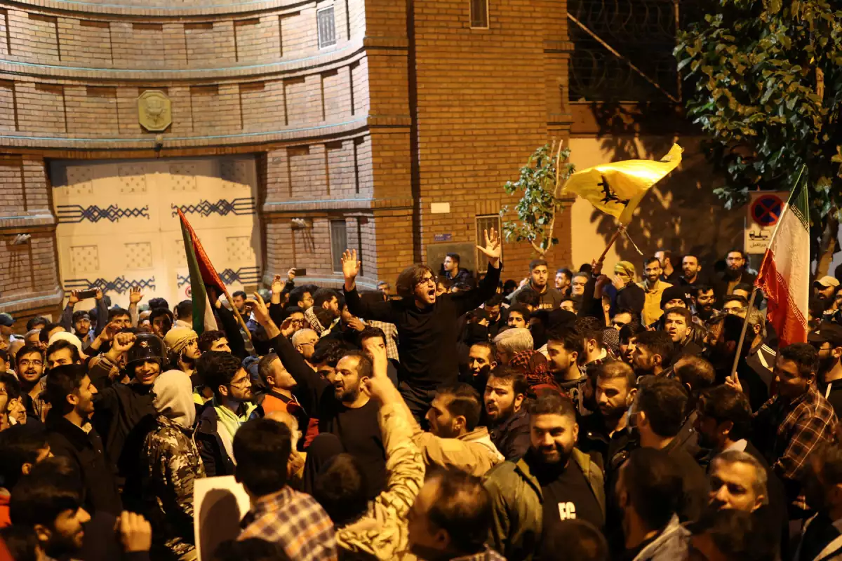 Los manifestantes asisten a una protesta antiisraelí frente a la embajada francesa en Teherán, Irán, el 18 de octubre de 2023.
