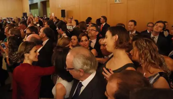 Letizia se mostró muy sonriente al saludar a la comunidad española en México.