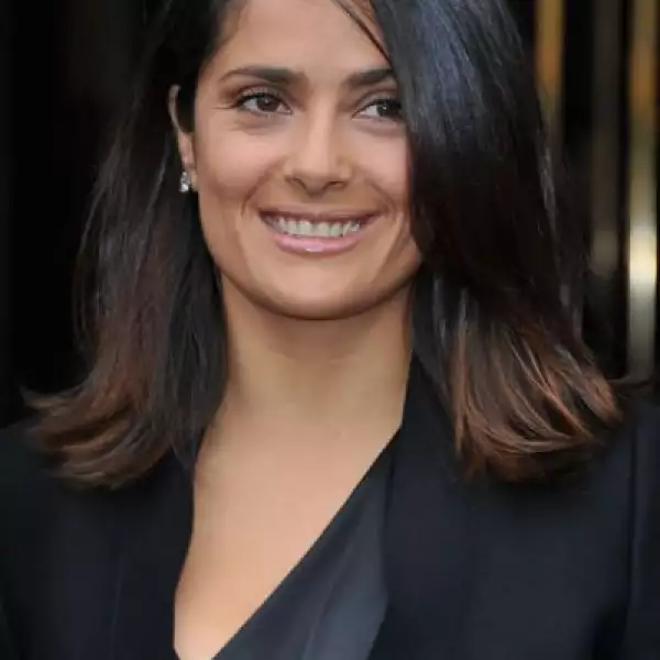 Salma Hayek presumió su color de pelo en el desfile de Balenciaga hace unas semanas en París.
