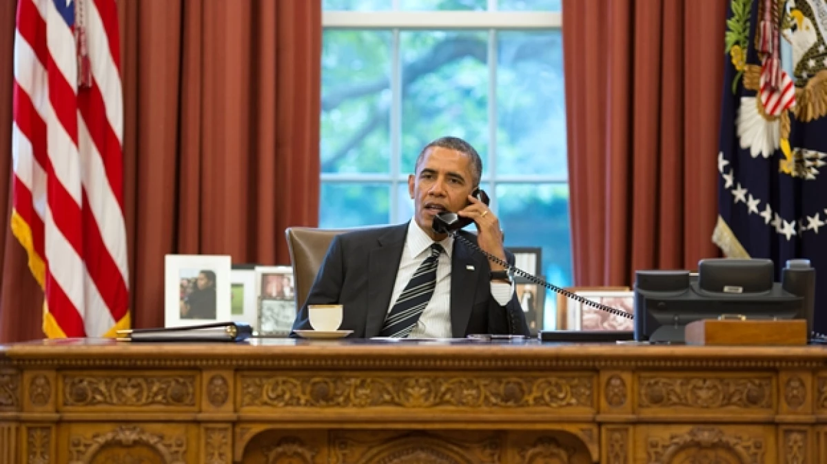 obama hablando por telefono