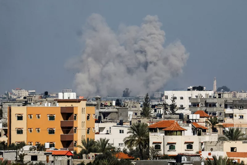 El humo se eleva tras los ataques israelíes, en medio del conflicto en curso entre Israel y el grupo islamista palestino Hamas, visto desde Rafah, en el sur de la Franja de Gaza, el 18 de enero de 2024.